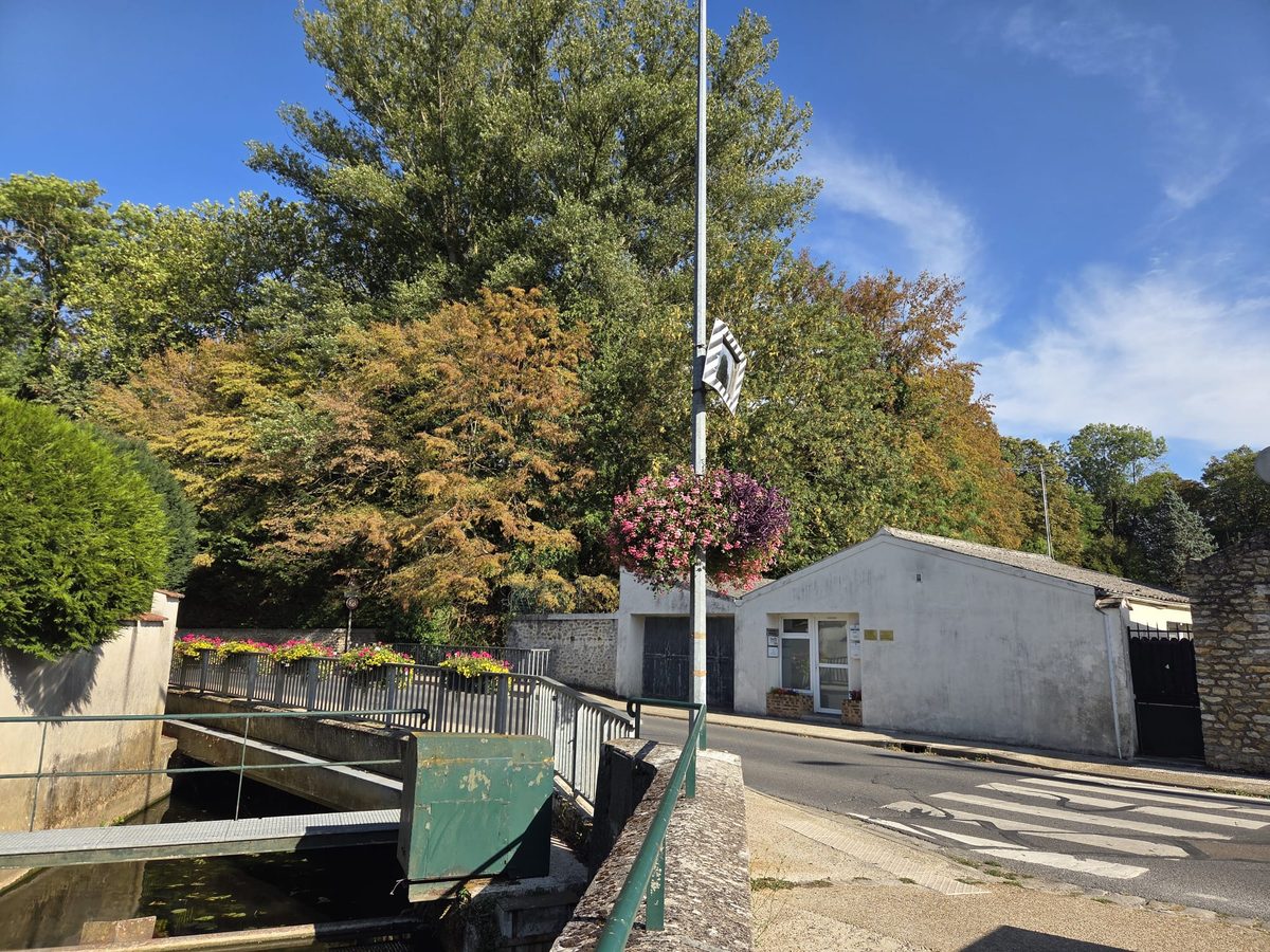 La rue de l'Abreuvoir et le pont fleuri